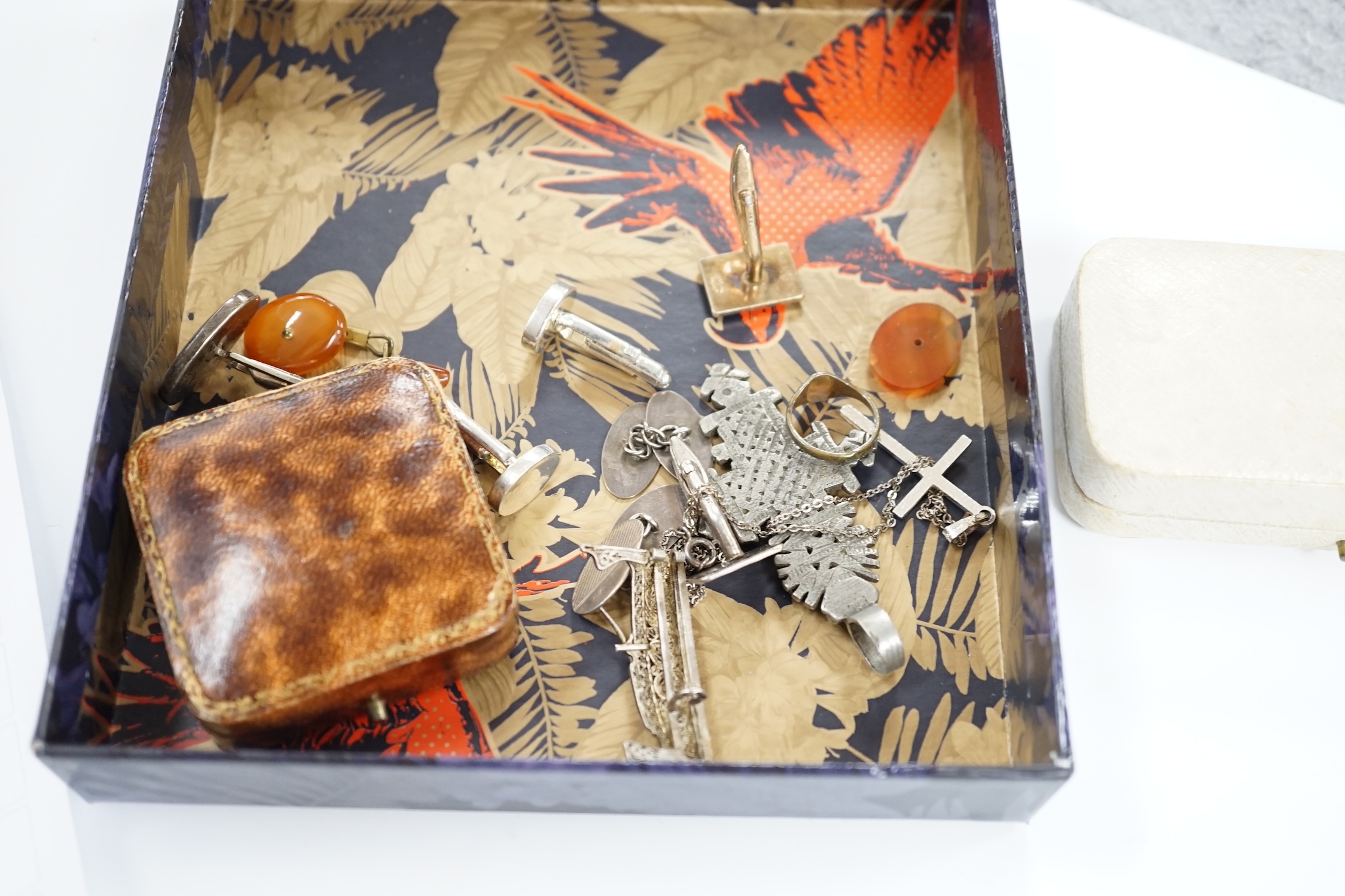 A small quantity of assorted costume jewellery, including filigree bracelet.